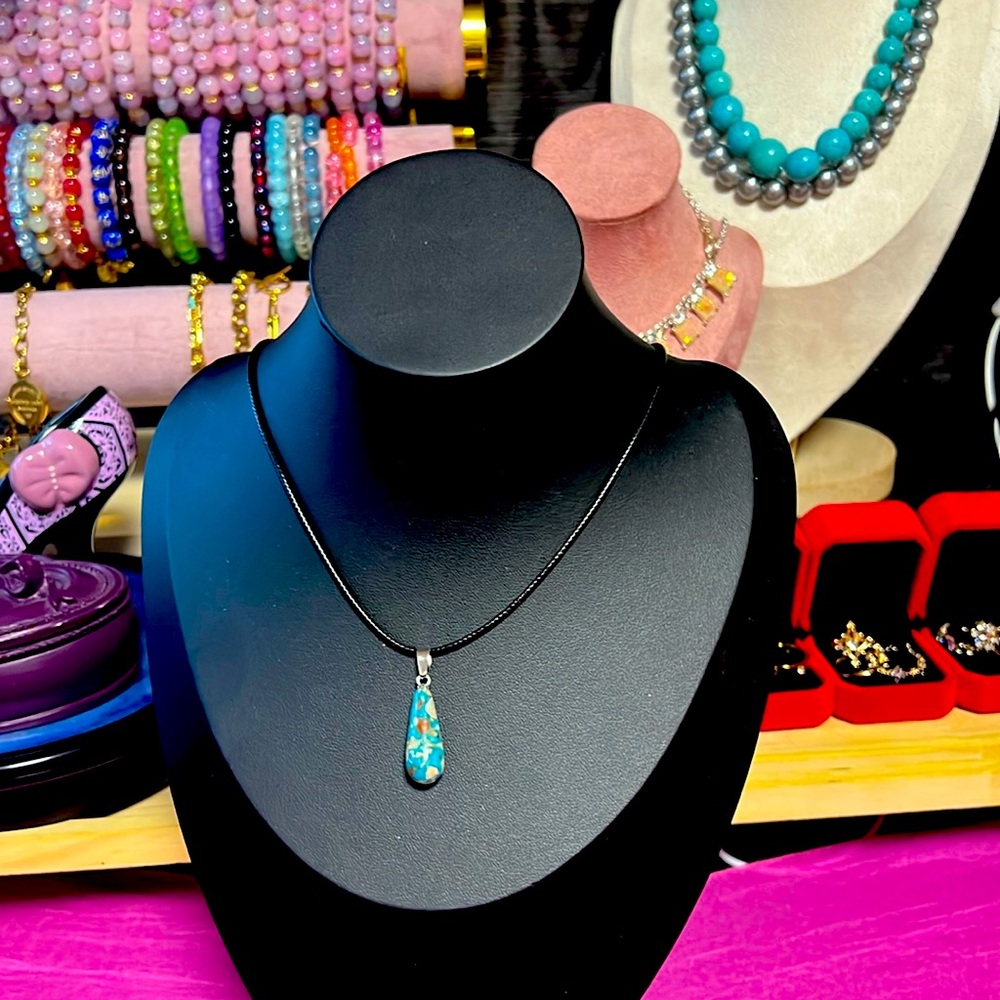 Macadamia blue Teardrop Necklace